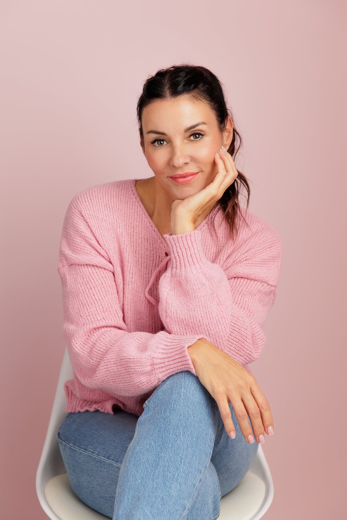 Sabrina Lindenau im rosa Pullover, auf einem Stuhl sitzend.